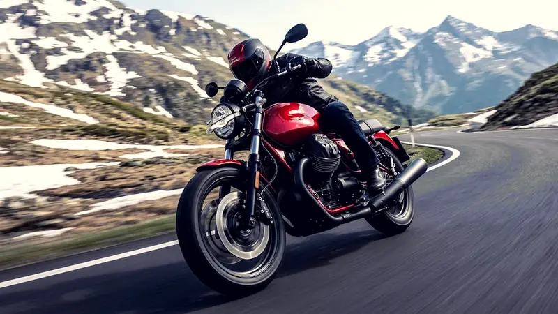 Moto Guzzi V7 2026: Stone and Sport, Two Souls of an Italian Icon